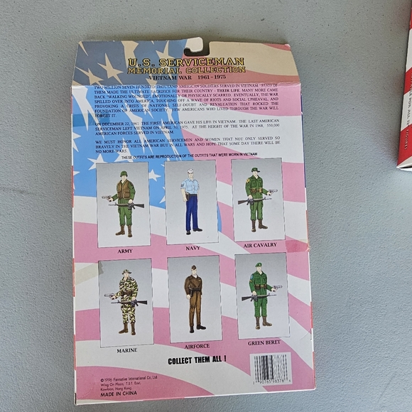 US Serviceman Memorial Collection Vietnam War era Vintage NIB Army Outfits 👀 - Picture 4 of 5